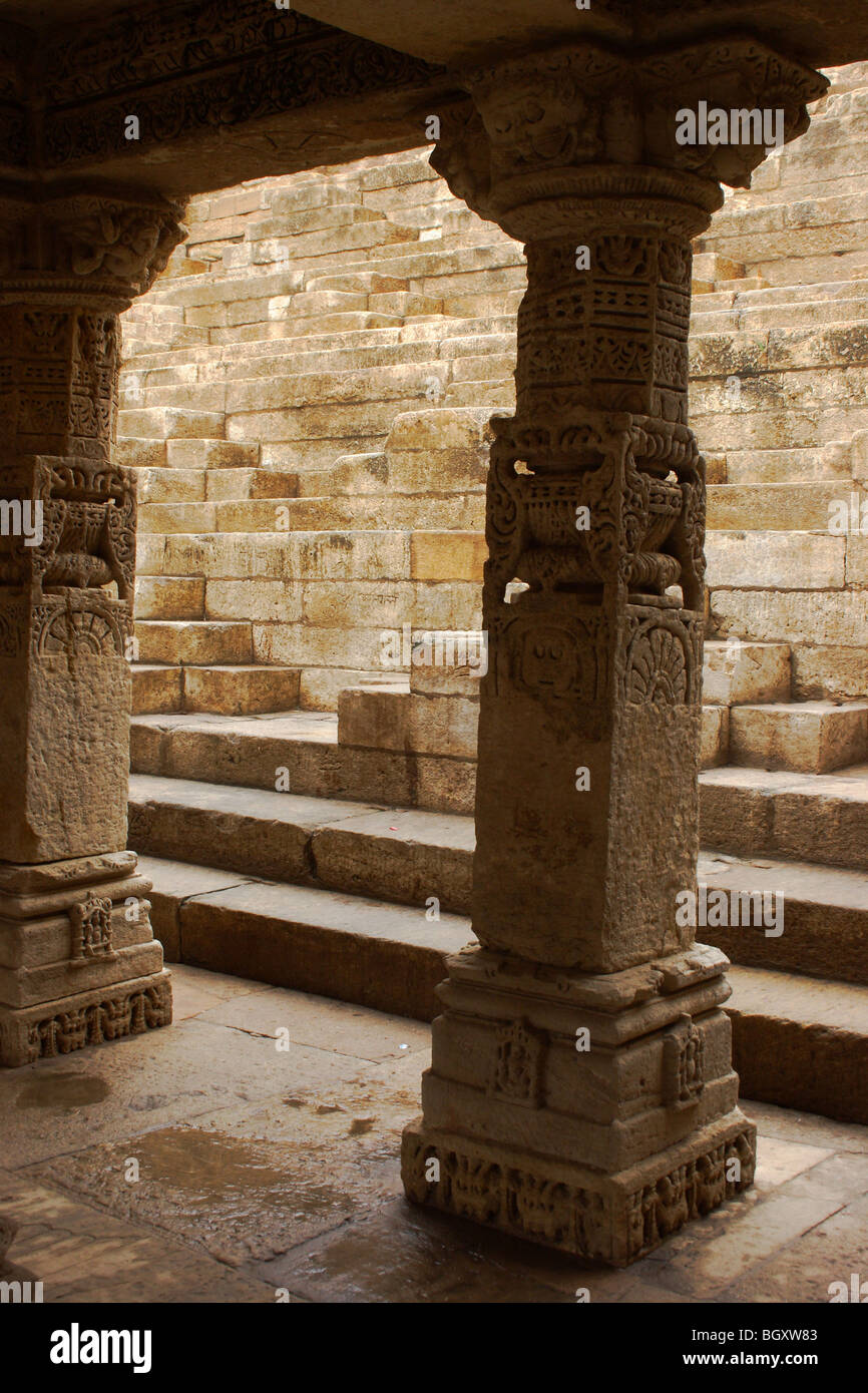 Columun Details und Schritte in "Rani Ki Vav"; Stufenbrunnen in Patan Stockfoto Columun Details und Schritte in "Rani Ki Vav"; Stufenbrunnen in Patan Stockfoto