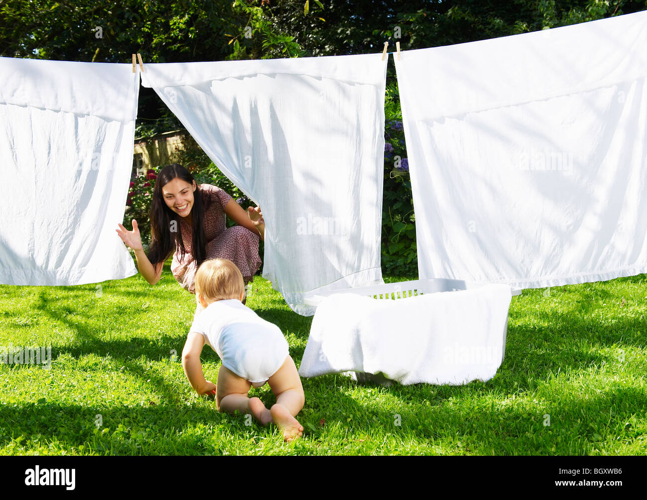 Mutter und Sohn spielt in der Wäscherei Stockfoto