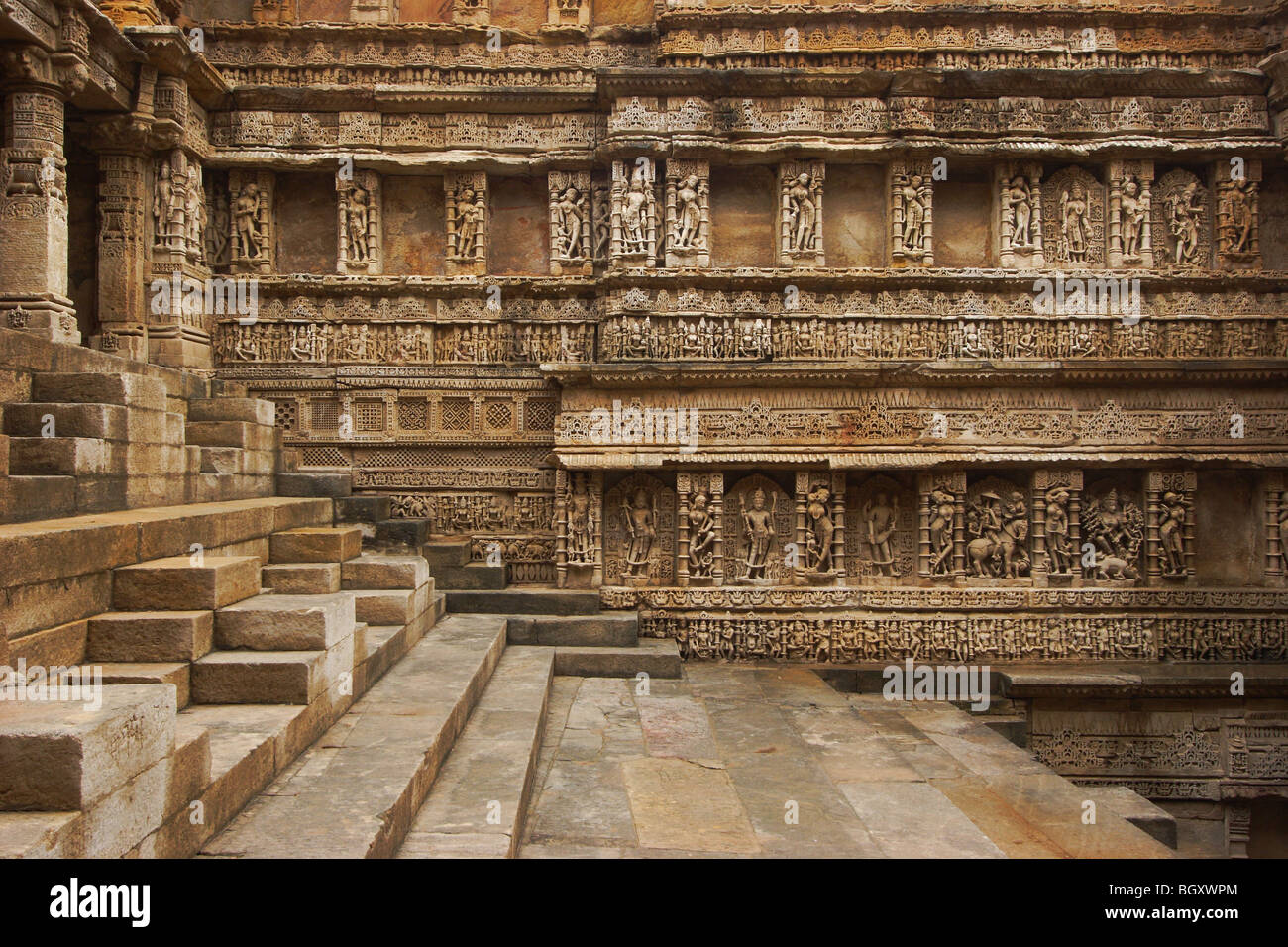 Schnitzereien und Idole auf der East Side wall in "Rani Ki Vav"; Stufenbrunnen in Patan Stockfoto Schnitzereien und Idole auf der East Side wall in "Rani Ki Vav"; Stufenbrunnen in Patan Stockfoto