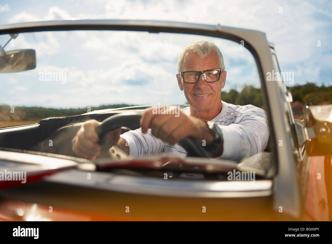 Senior woman in Sportwagen Stockfoto