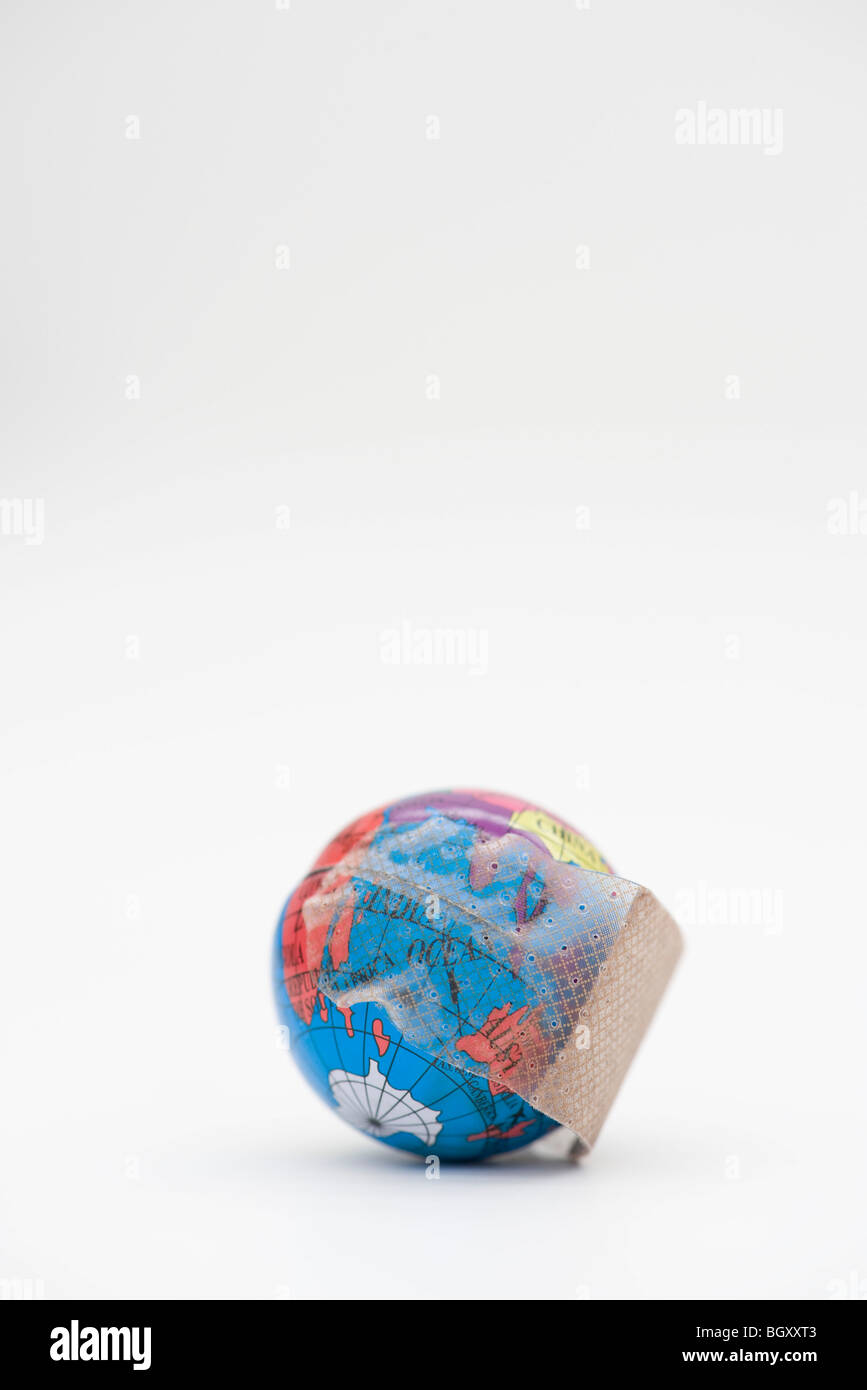 Selbstklebende Bandage umwickelt Globus Stockfoto