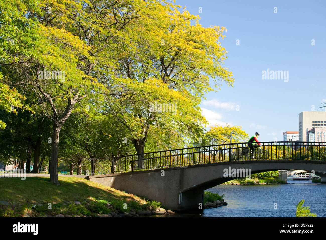 Radfahrer kreuzen Brücke in Charles River Esplanade, Boston Stockfoto