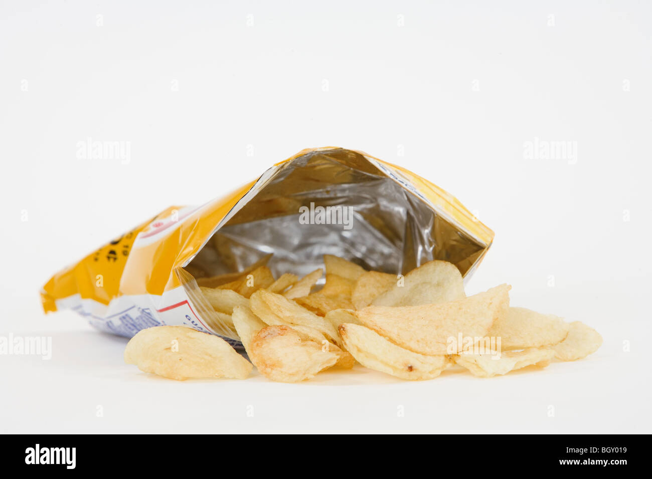 Beutel der Kartoffelchips auf weißem Hintergrund Stockfoto