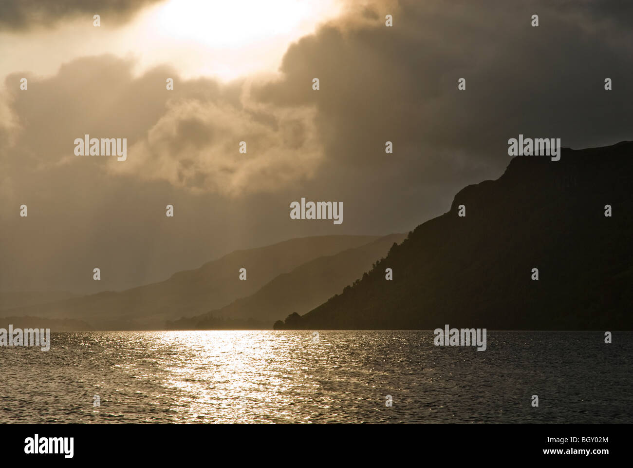 Sonne durch die Wolken im Ullswater am Morgen Stockfoto
