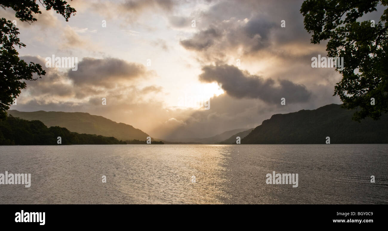 Sumbeams durch die Wolken über Ullswater Stockfoto