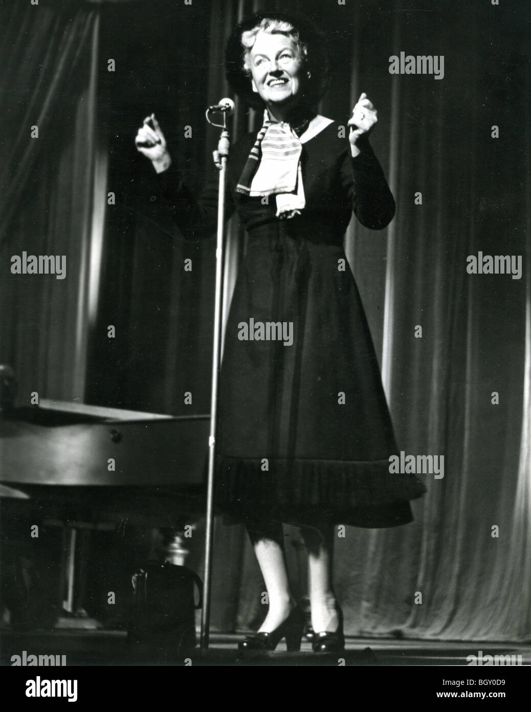 GRACIE FIELDS (1898-1979) englische Varietry Künstler und Sänger liebevoll bekannt als "Our Gracie" Stockfoto GRACIE FIELDS (1898-1979) englische Varietry Künstler und Sänger liebevoll bekannt als "Our Gracie" Stockfoto
