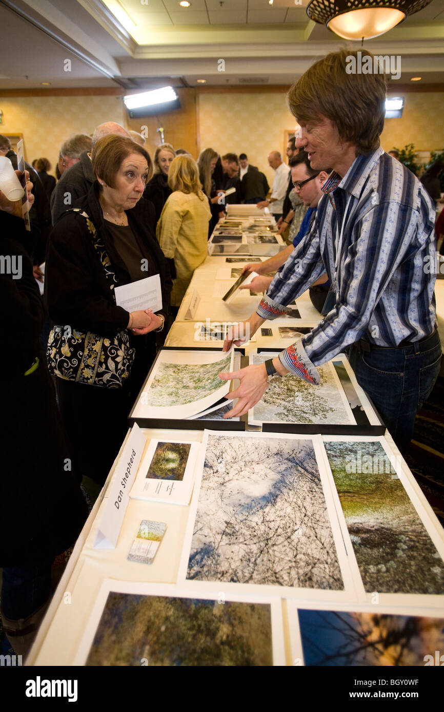 Eine Überprüfung des Portfolios für aufstrebende Fotografen auf einer Kunst-Fotoausstellung im Santa Monica Civic Auditorium Foto LA 2010 Stockfoto