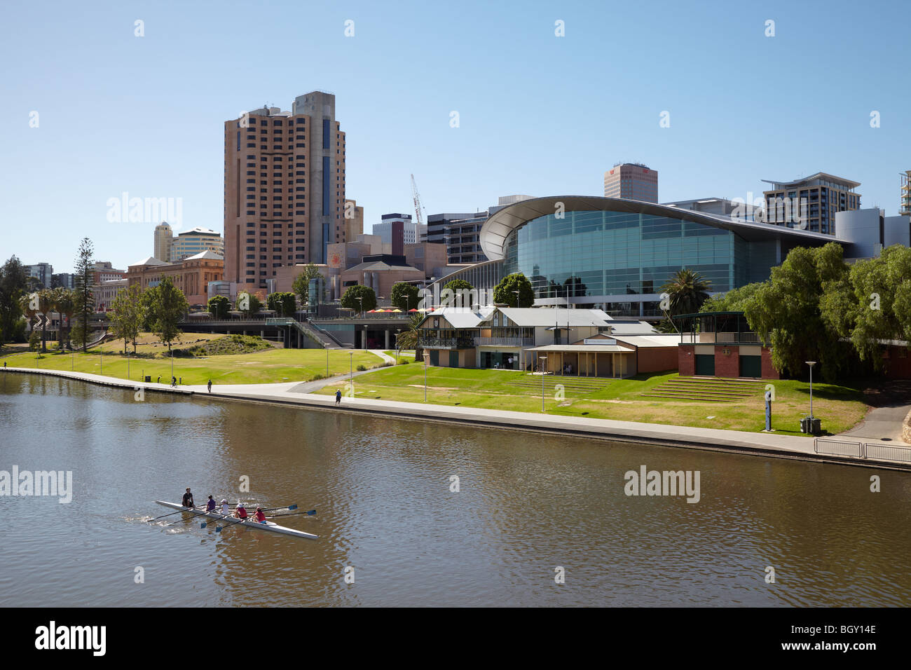 Ruderer auf Torrens Lake und dem Convention Centre, Adelaide, SA, Australien Stockfoto