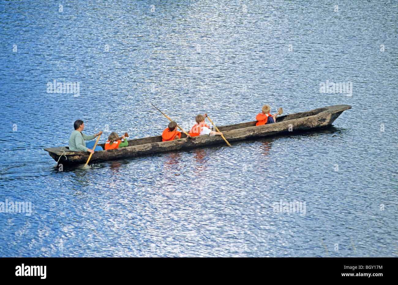 Frau und Kinder in einem ausgegraben Kanu Stockfoto