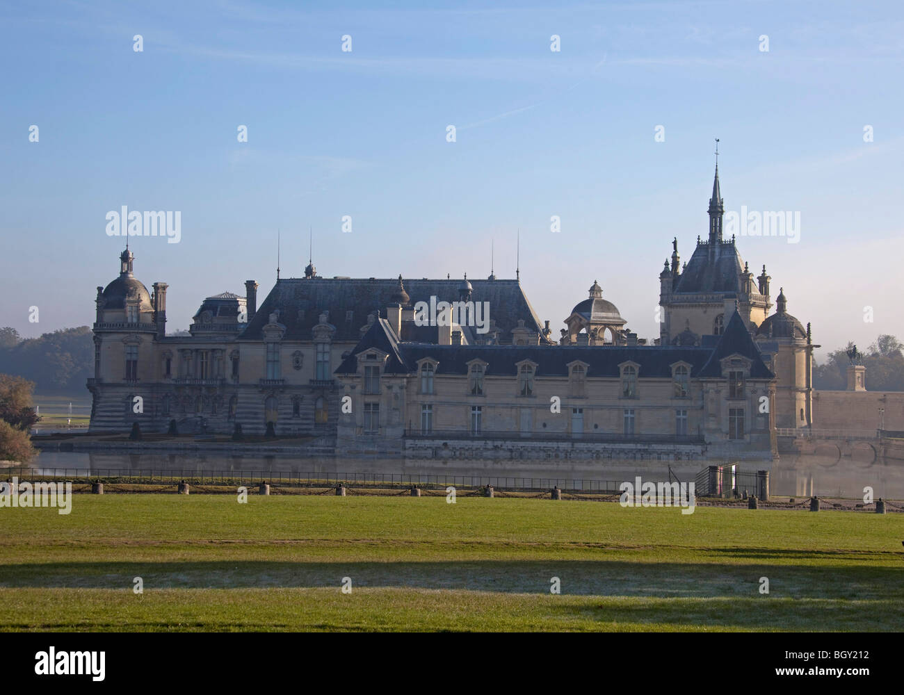 Château de Chantilly, Oise Frankreich. Rasen, Garten, stimmungsvolle Morgensonne, blauer Himmel. Horizontale 100393 Chantilly Stockfoto