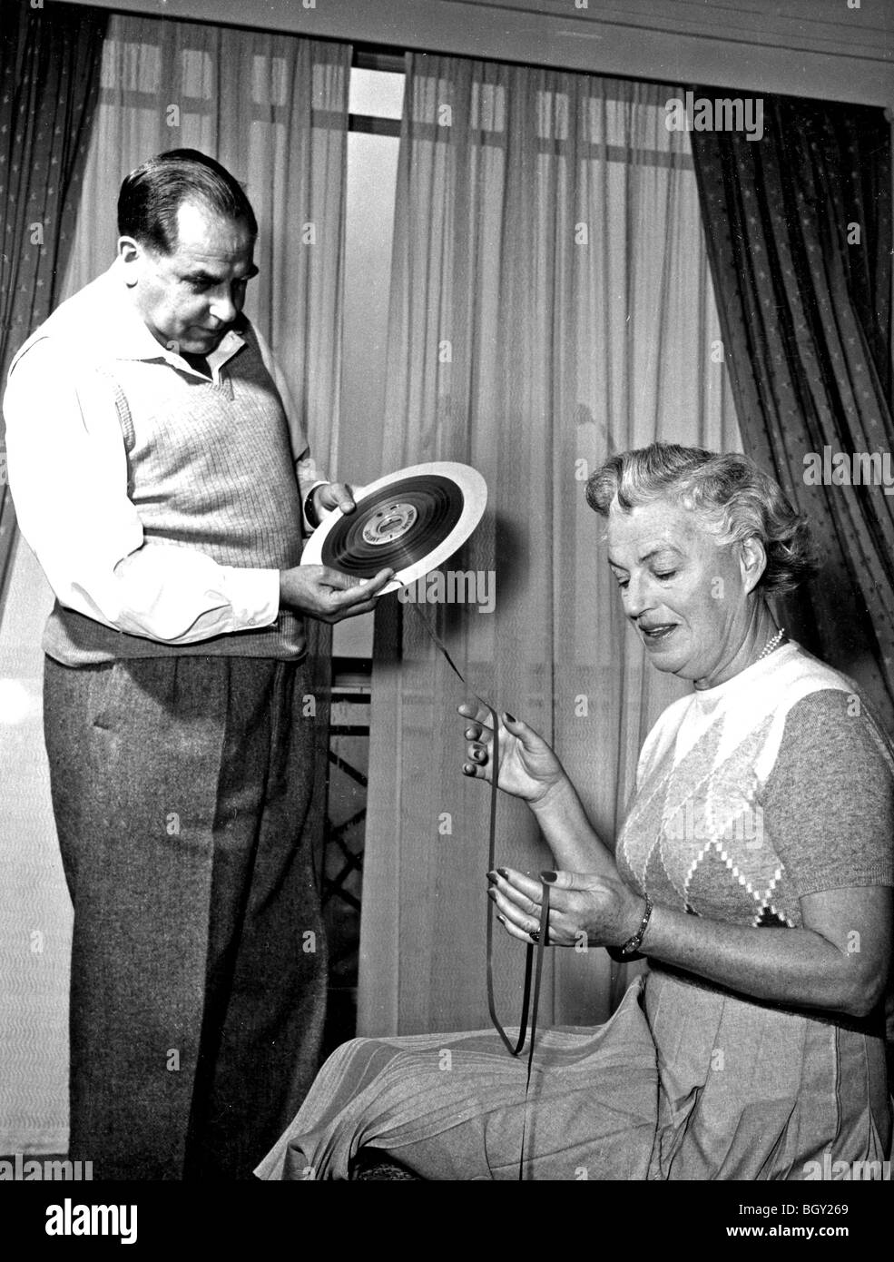 GRACIE FIELDS - UK-Sängerin mit ihrem dritten Ehemann Boris Alperovici in ihrer Villa Capri "Canzone del Mar" (Lied des Meeres) Stockfoto GRACIE FIELDS - UK-Sängerin mit ihrem dritten Ehemann Boris Alperovici in ihrer Villa Capri "Canzone del Mar" (Lied des Meeres) Stockfoto