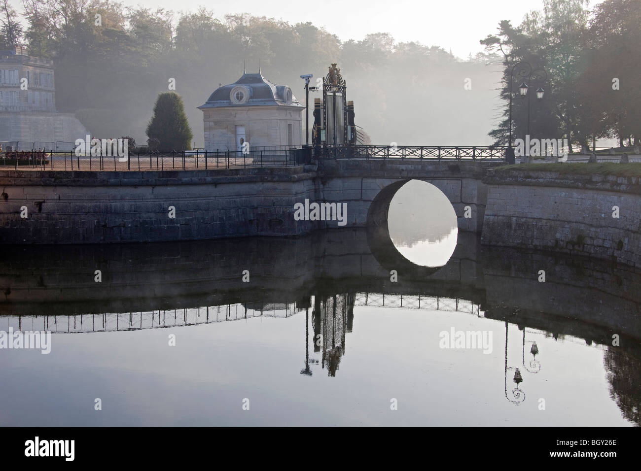 Château de Chantilly, Oise Frankreich. Wasser Reflexion Brücke atmosphärischen Sonnenlicht, blauen Morgenhimmel. Horizontale 100382 Chantilly Stockfoto