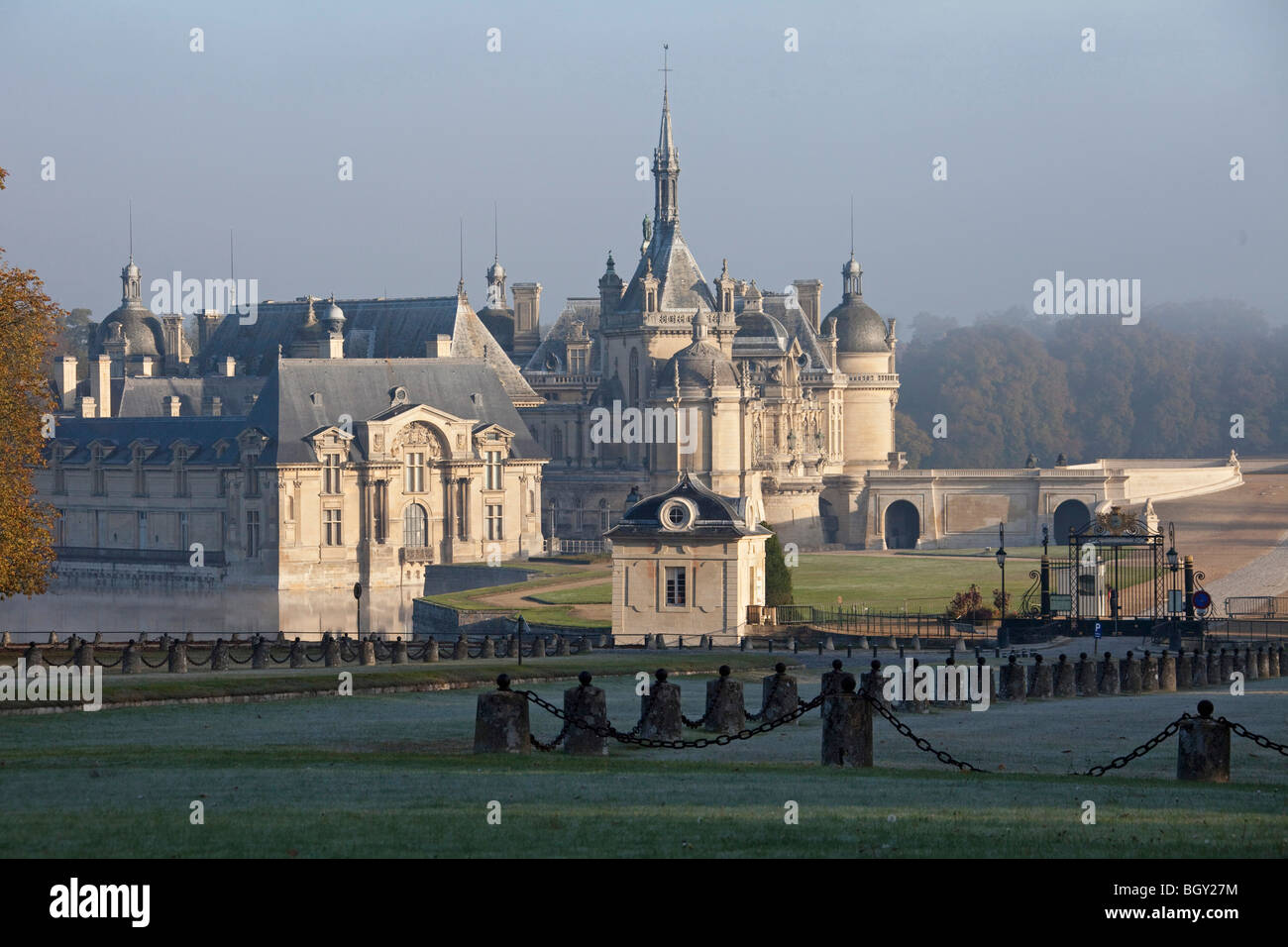Château de Chantilly, Oise Frankreich. atmosphärische Sonnenlicht, blauen Morgenhimmel. Horizontale 100366 Chantilly Stockfoto