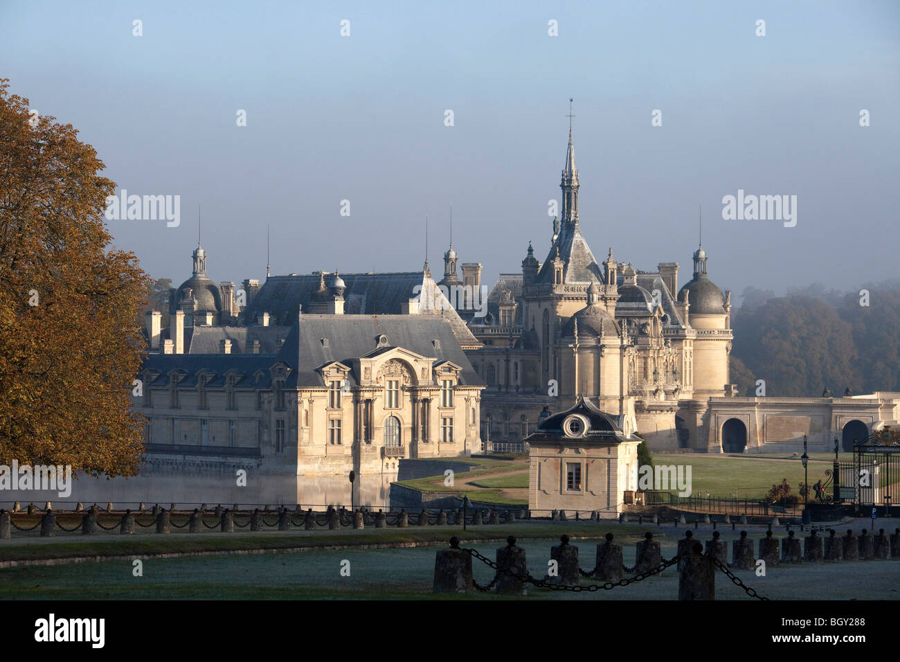 Château de Chantilly, Oise Frankreich. Sonnenlicht, blauen Morgenhimmel. Horizontale 100365 Chantilly Stockfoto