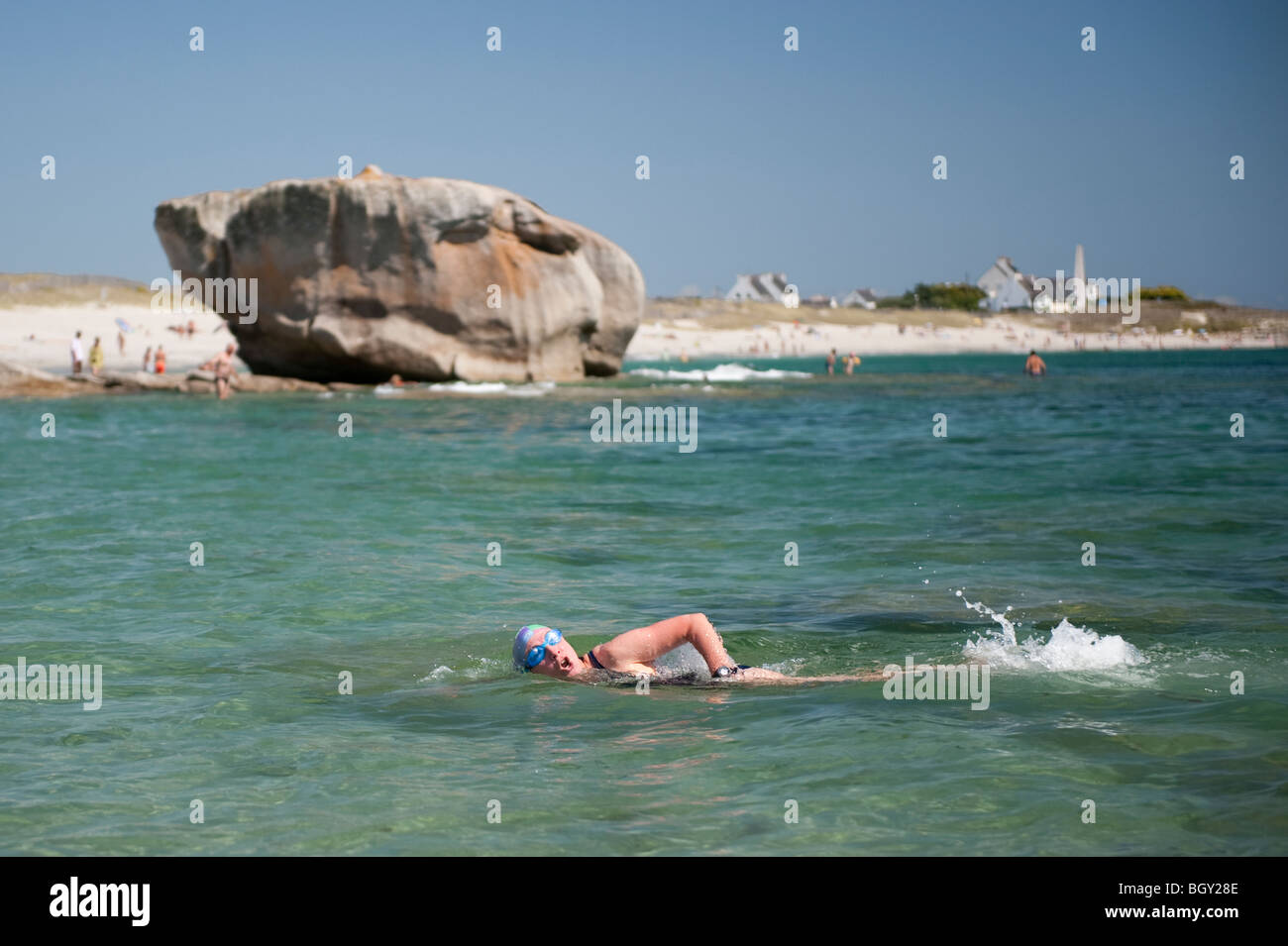 Schwimmen im Meer Lesconil in der südlichen Bretagne. Ein weiblicher Schwimmer Brille tut des vorderen Crawls Stockfoto