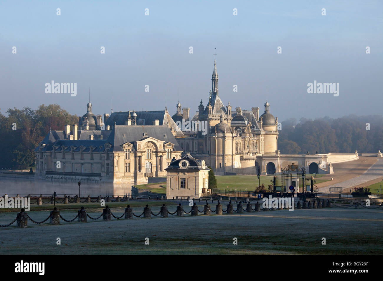 Château de Chantilly, Oise Frankreich. atmosphärische Sonnenlicht, blauen Morgenhimmel. Horizontale 100368 Chantilly Stockfoto
