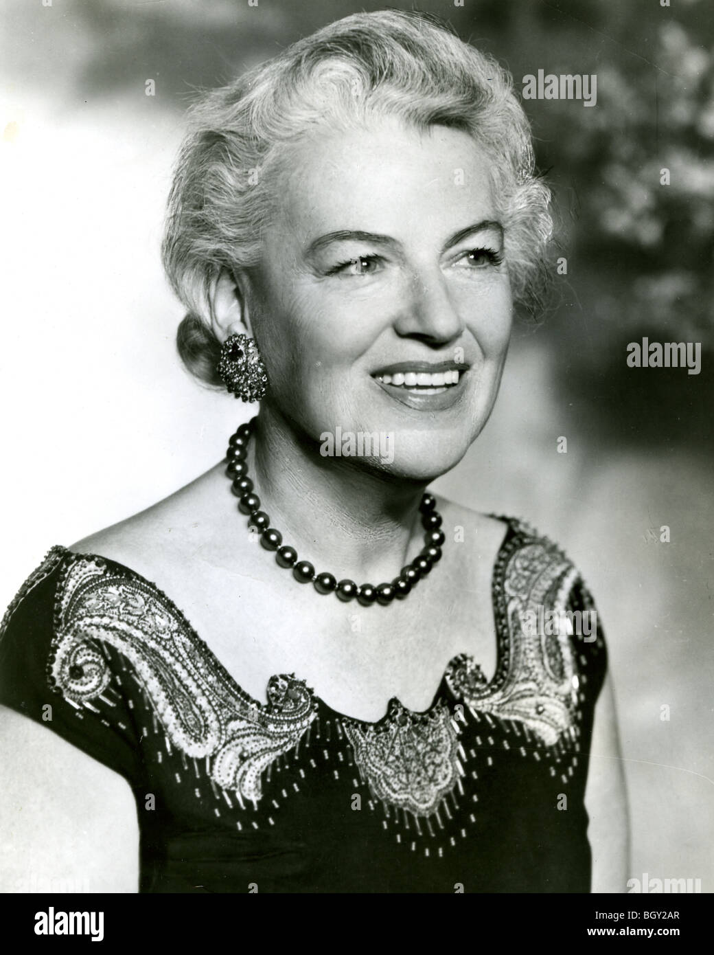 GRACIE FIELDS (1898-1979) englische Vielzahl Künstler und Sänger liebevoll bekannt als "Our Gracie" - hier ca. 1957 Stockfoto GRACIE FIELDS (1898-1979) englische Vielzahl Künstler und Sänger liebevoll bekannt als "Our Gracie" - hier ca. 1957 Stockfoto