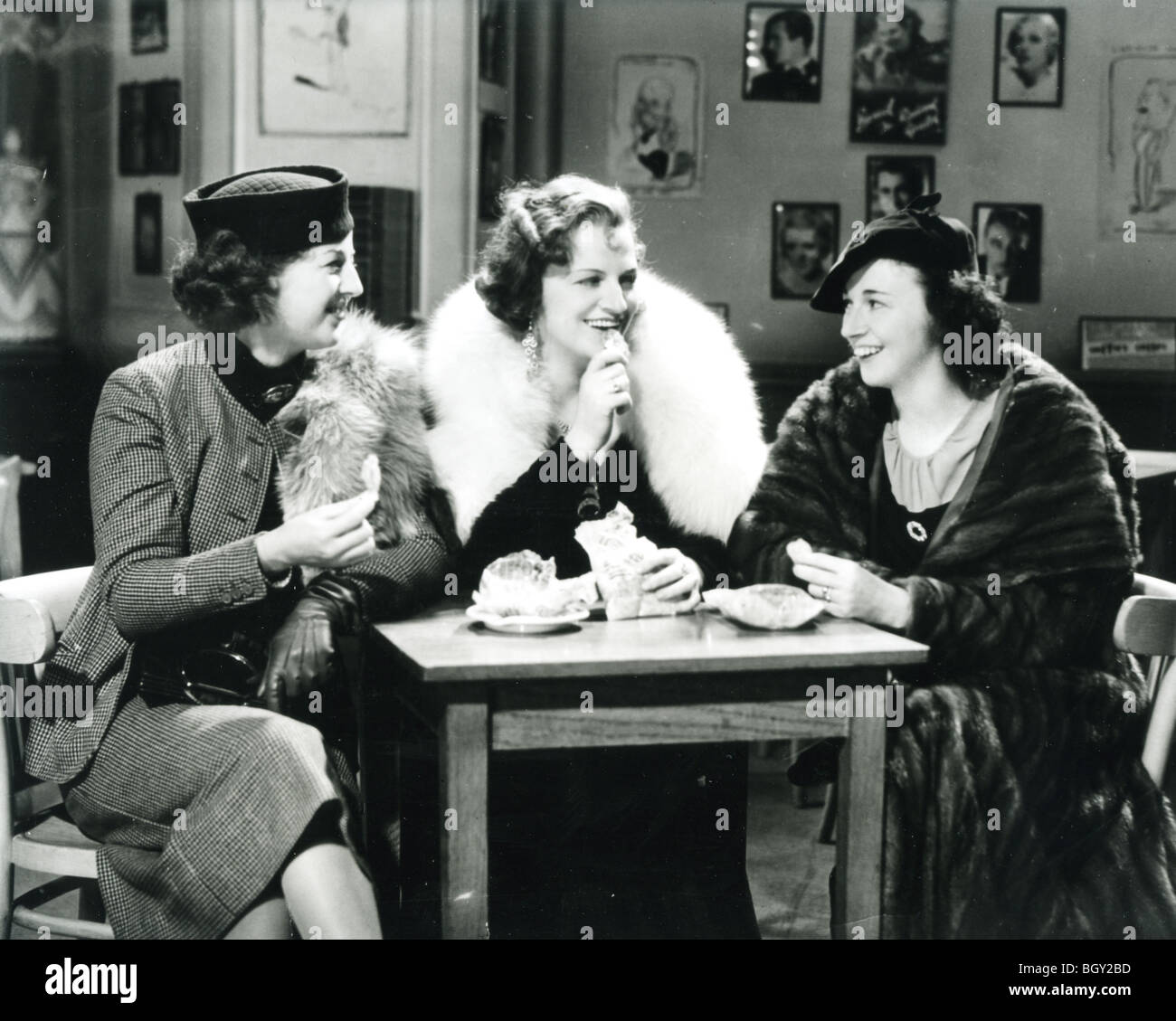 QUEEN OF HEARTS - 1936 ATP Film mit Gracie Fields (Mitte) Stockfoto QUEEN OF HEARTS - 1936 ATP Film mit Gracie Fields (Mitte) Stockfoto