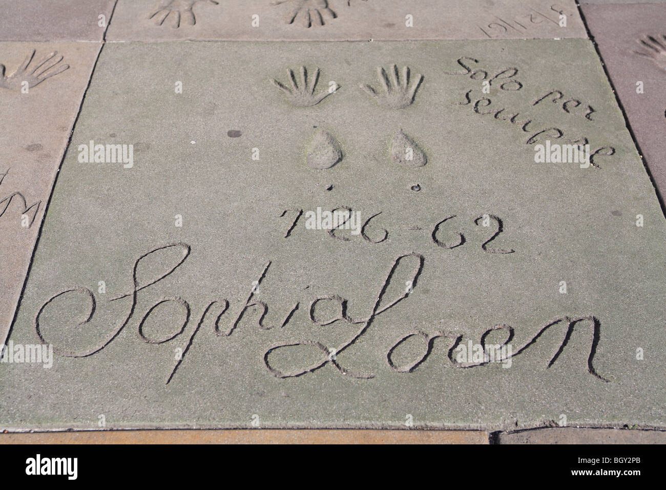 Sophia Loren, Hand- und Fußabdrücke, chinesische Mann Film Theater, Hollywood Boulevard, Hollywood, Los Angeles, Kalifornien Stockfoto