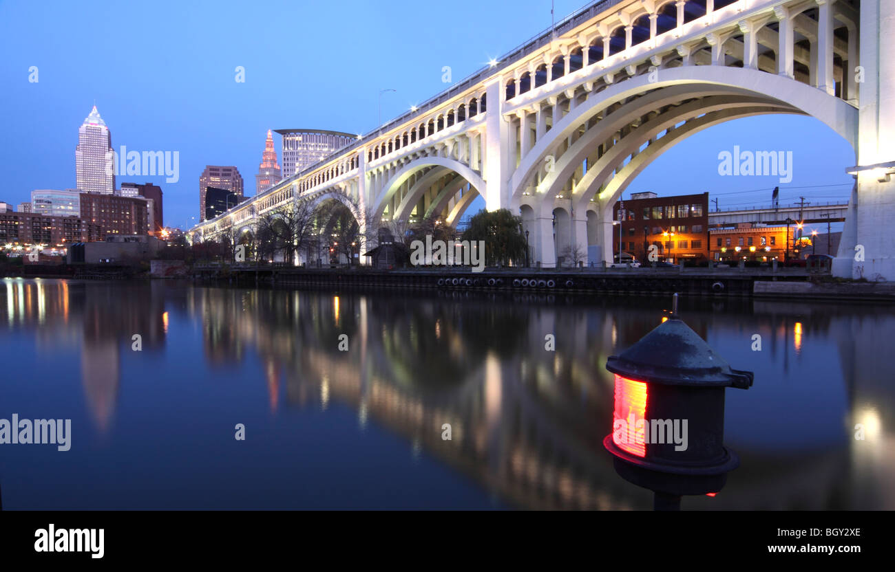 Cleveland, Oho Skyline von Wohnungen mit Cuyahoga River im Vordergrund Stockfoto