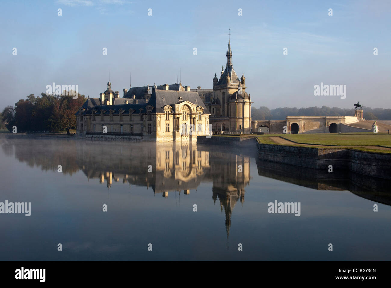 Château de Chantilly, Oise Frankreich. Wasser Reflexion atmosphärischen Sonnenlicht, blauen Morgenhimmel. Horizontale 100375 Chantilly Stockfoto