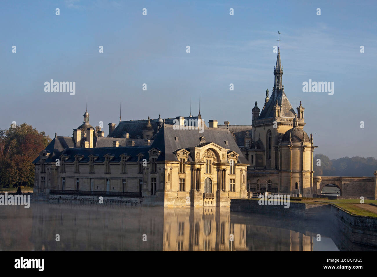 Château de Chantilly, Oise Frankreich. Wasser Reflexion atmosphärischen Sonnenlicht, blauen Morgenhimmel. Horizontale 100381 Chantilly Stockfoto