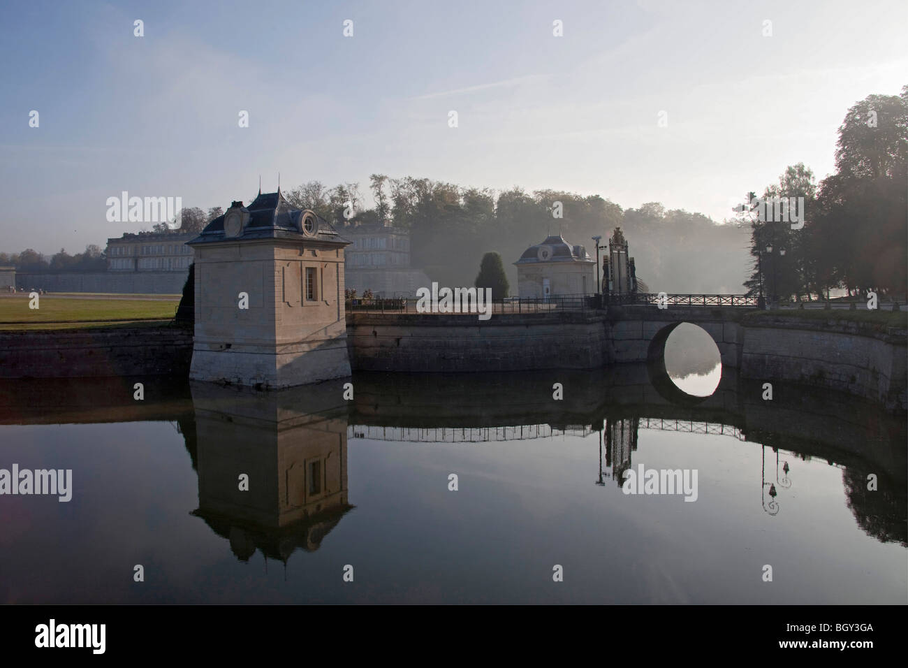 Château de Chantilly, Oise Frankreich. Wasser Reflexion Brücke atmosphärischen Sonnenlicht, blauen Morgenhimmel. Horizontale 100383 Chantilly Stockfoto