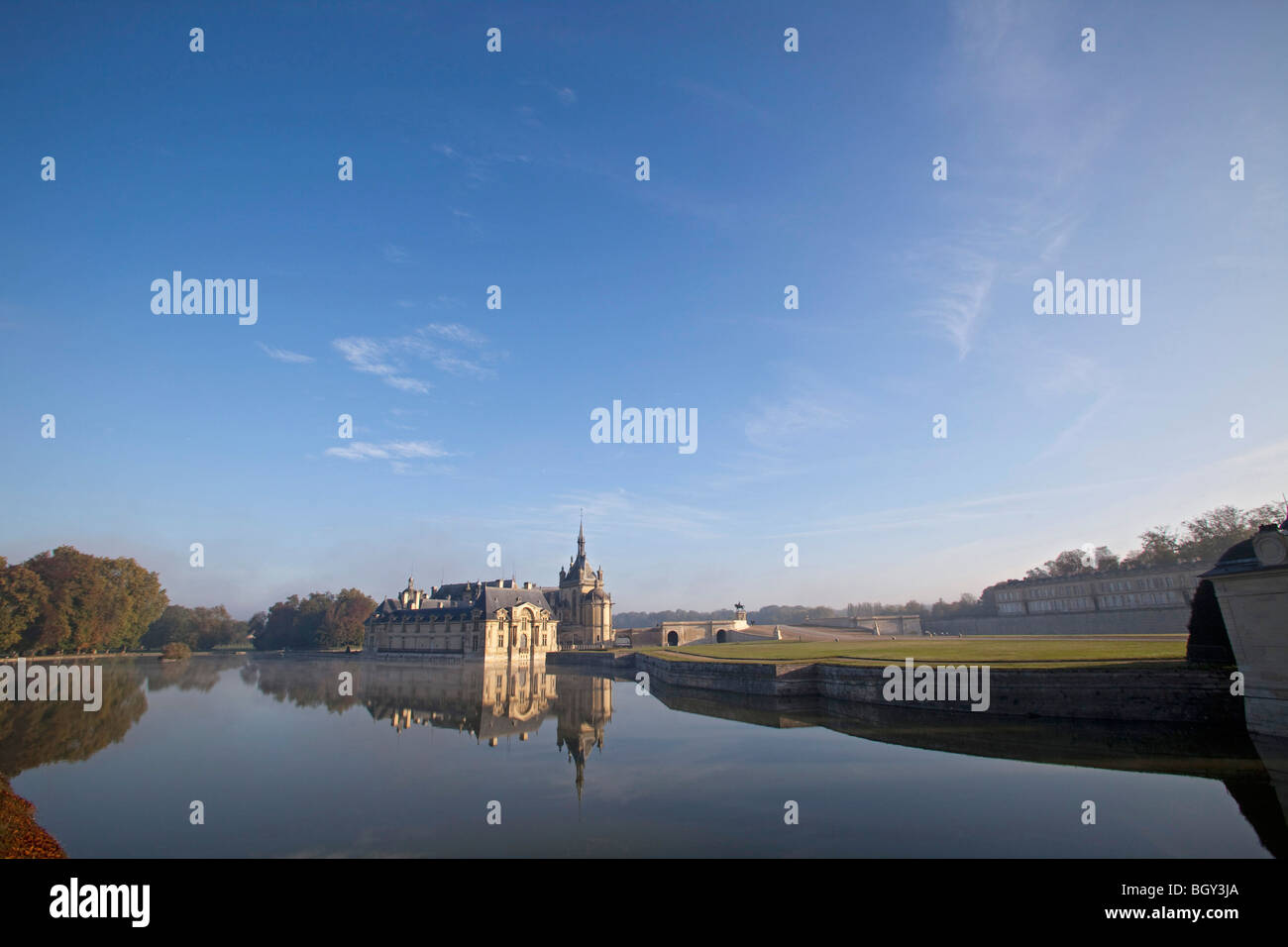 Château de Chantilly, Oise Frankreich. Wasser Reflexion atmosphärischen Sonnenlicht, blauen Morgenhimmel. Horizontale 100388 Chantilly Stockfoto