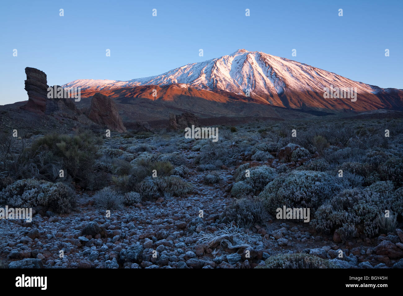 Der Teide und die Roques de García. Teneriffa im Morgengrauen im Februar. Kanarische Inseln Stockfoto