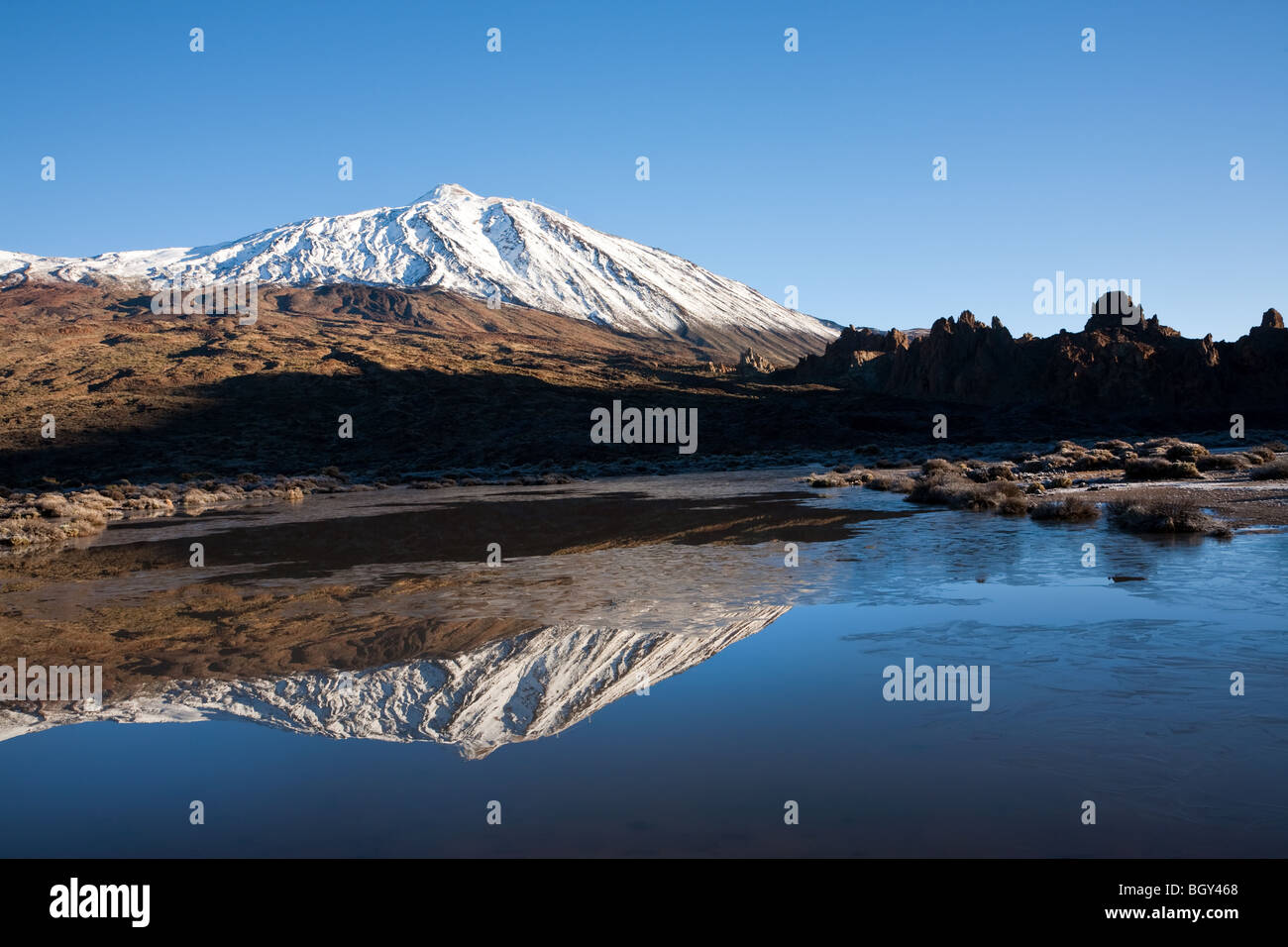 Der Teide und die Roques de García mit Hochwasser im Vordergrund. Teneriffa. Morgendämmerung im Februar. Kanarische Inseln Stockfoto