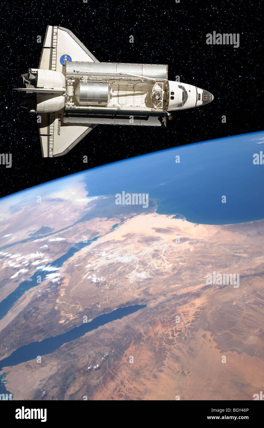 Space Shuttle Endeavour im Orbt über die Erde. Die Sinai-Halbinsel ist sichtbar. Dies ist ein Konstrukt von 2 NASA-Bildern. Stockfoto