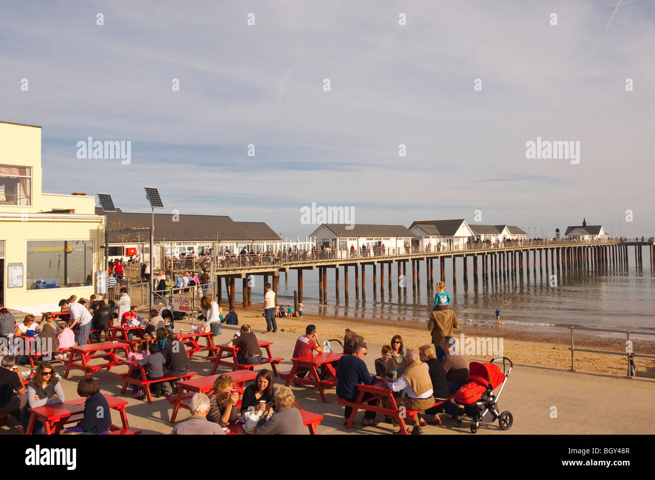 Der Pier bei Urlaubern in Southwold, Suffolk, England, Großbritannien, Uk Stockfoto