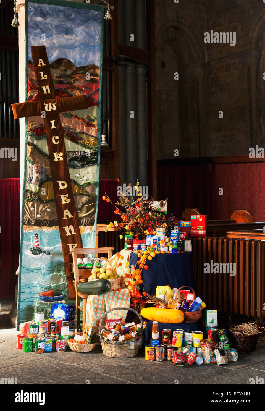 Unverderbliche Lebensmittel in einer Kirche Stockfoto