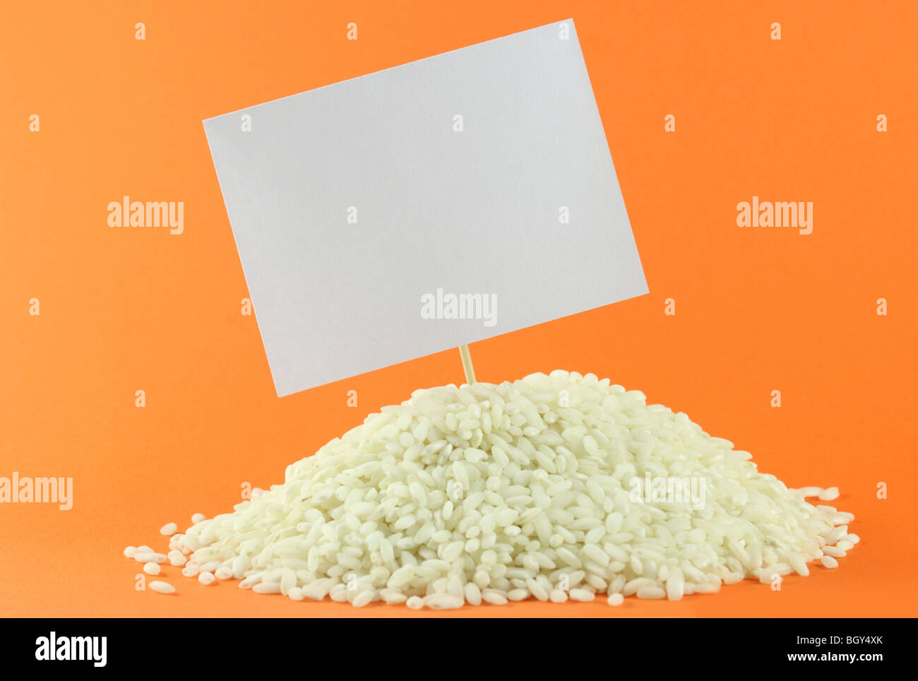 Reis essen Hintergrund orange weiße Hinweis isoliert Studio gedreht Stockfoto