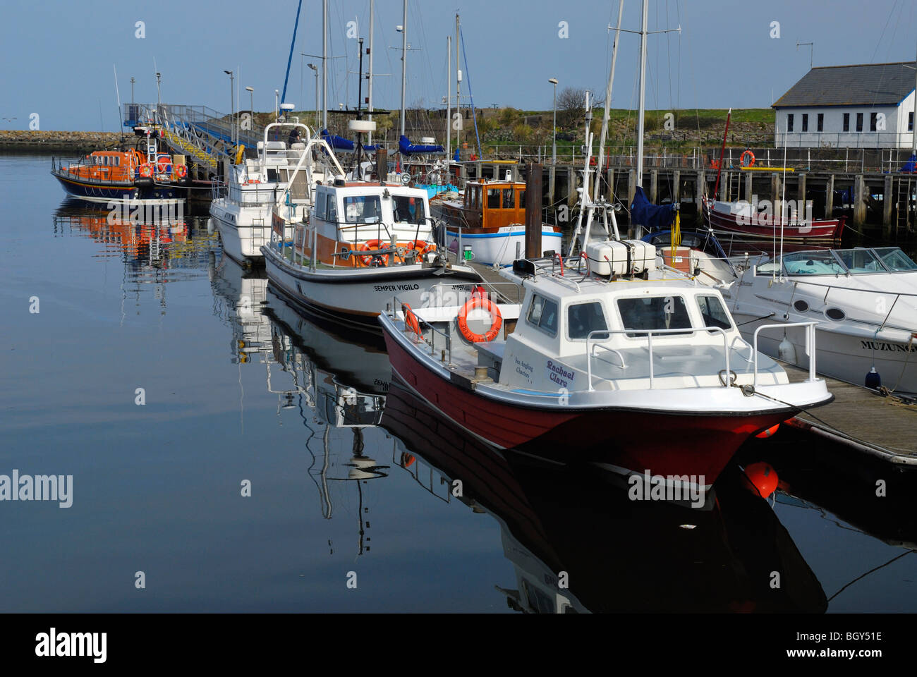 Boote vor Anker in Girvan Hafen, South Ayrshire, Schottland Stockfoto