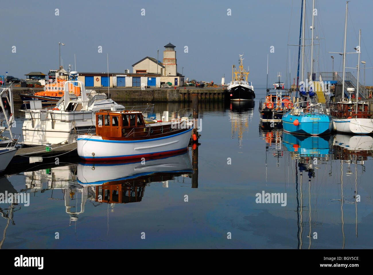 Boote vor Anker in Girvan Hafen, South Ayrshire, Schottland Stockfoto