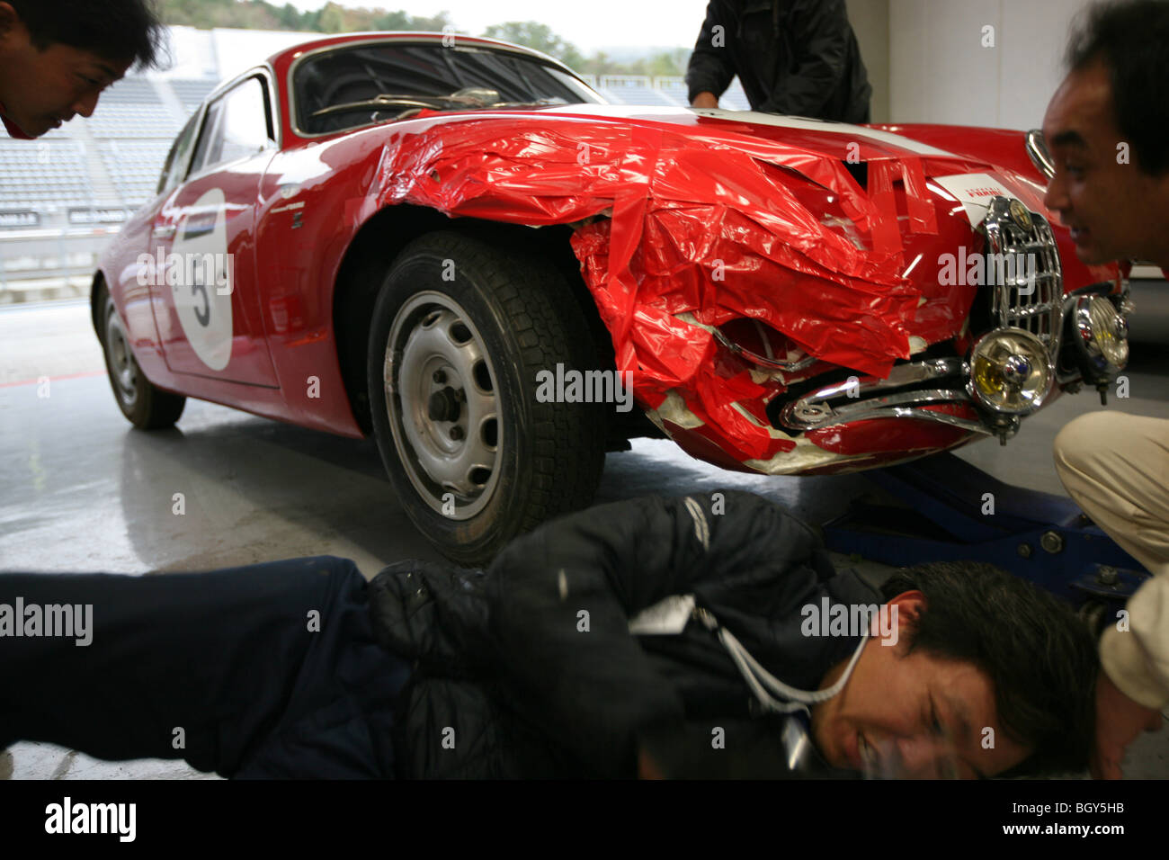 1957 Alfa Romeo Giulietta SVZ, beschädigt und bekommt eine Notfallreparatur, seine Flügel. Le Mans Classic Autorennen, Fuji Speedway, Japan, Stockfoto