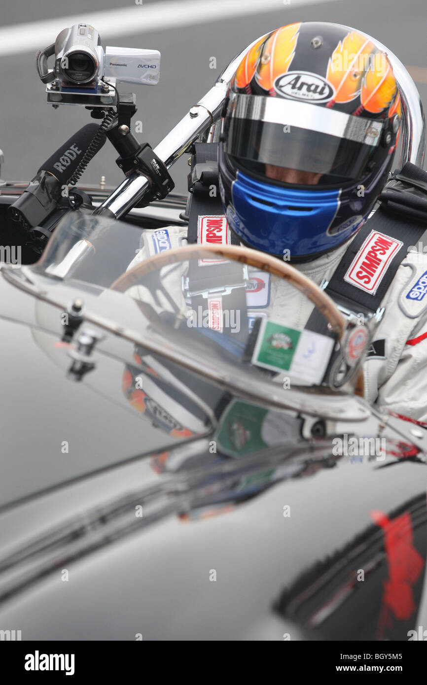 Fahrer mit der Videokamera aufzunehmen sein Rennen. Le Mans Classic Autorennen, Fuji Speedway, Japan, Samstag, 10. November 2007. Stockfoto