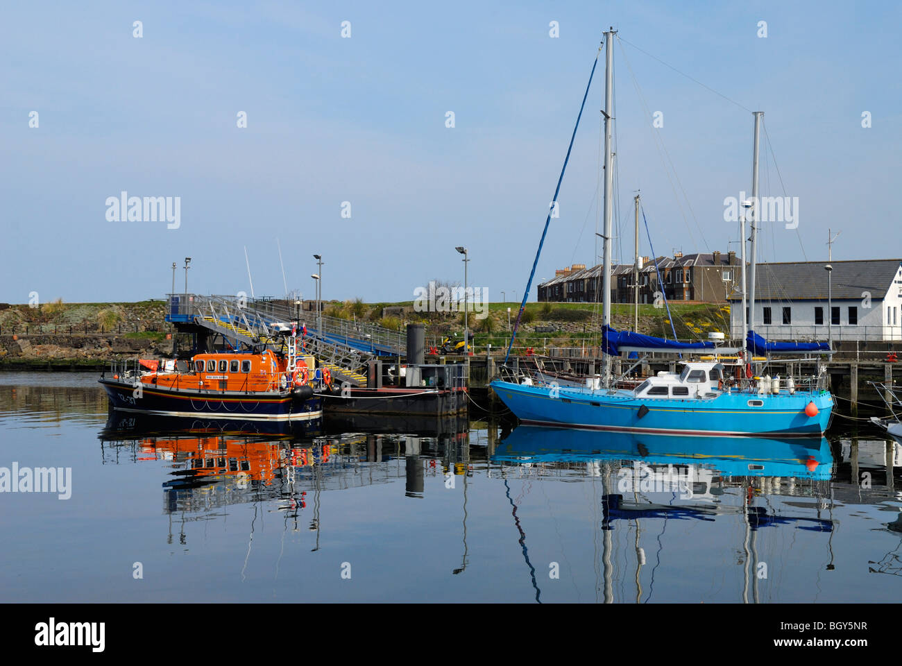 Boote vor Anker in Girvan Hafen, South Ayrshire, Schottland Stockfoto