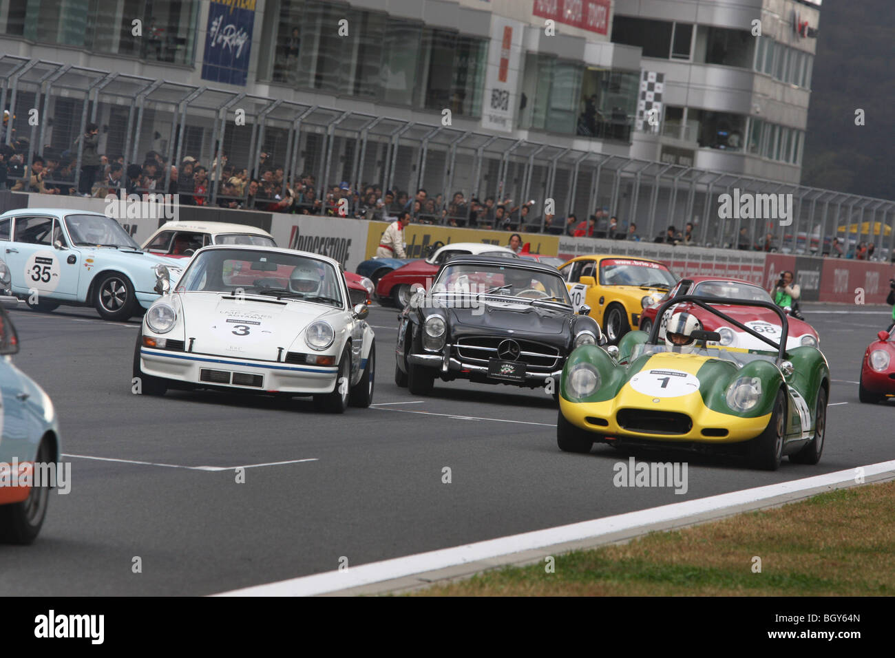 Autos abheben aus dem Le Mans-Stil. Le Mans Classic Autorennen, Fuji Speedway, Japan, Sonntag, 11. November 2007. Stockfoto