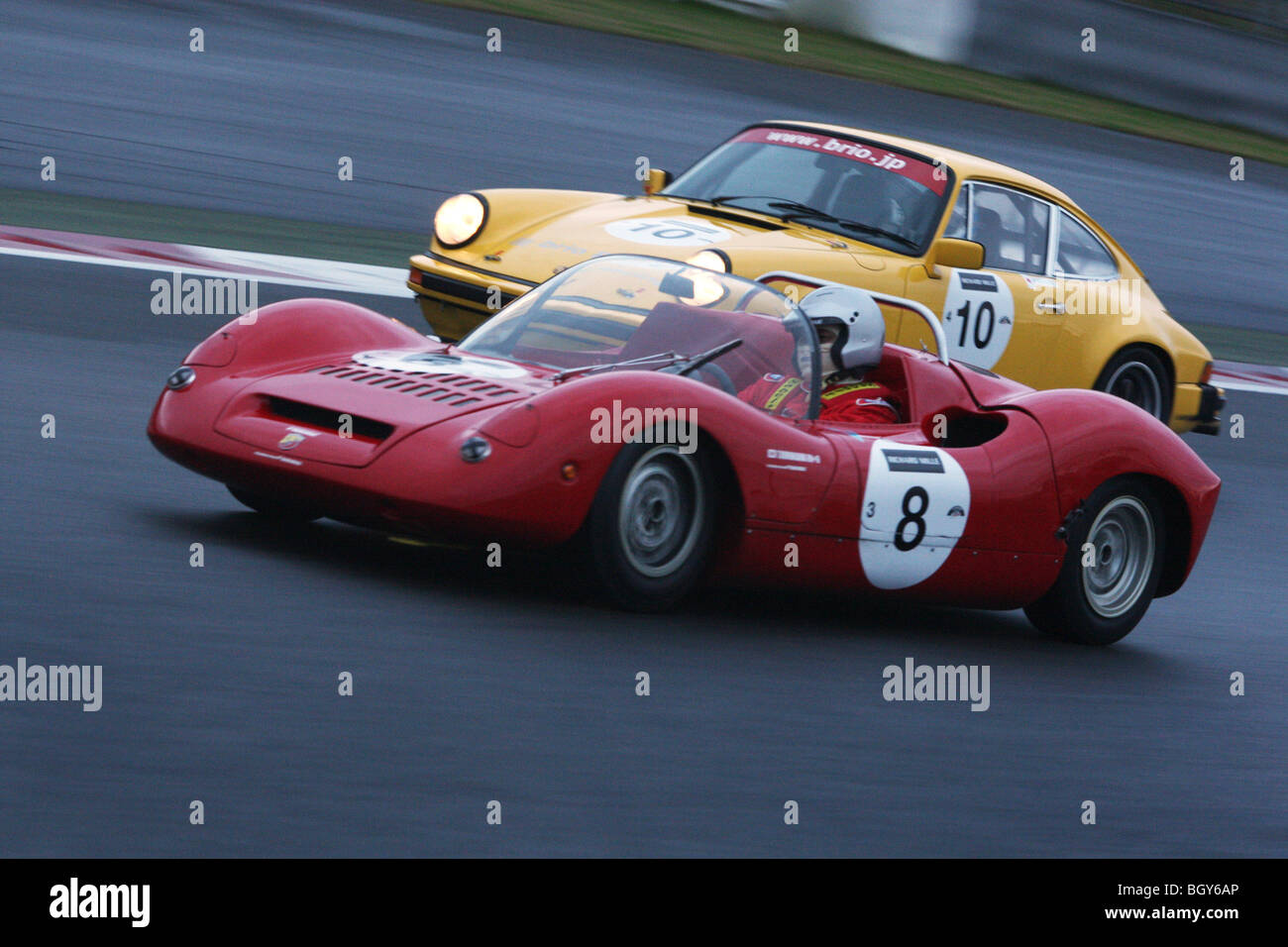 1974 Porsche 911 und einem 1967 Abarth 1000SP. Le Mans Classic Car Rennen, Fuji Speedway, Japan, Samstag, 10. November 2007. Stockfoto