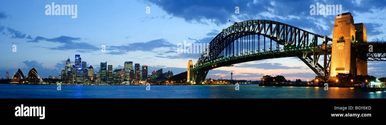 Panorama des Hafens von Sydney in der Abenddämmerung Stockfoto