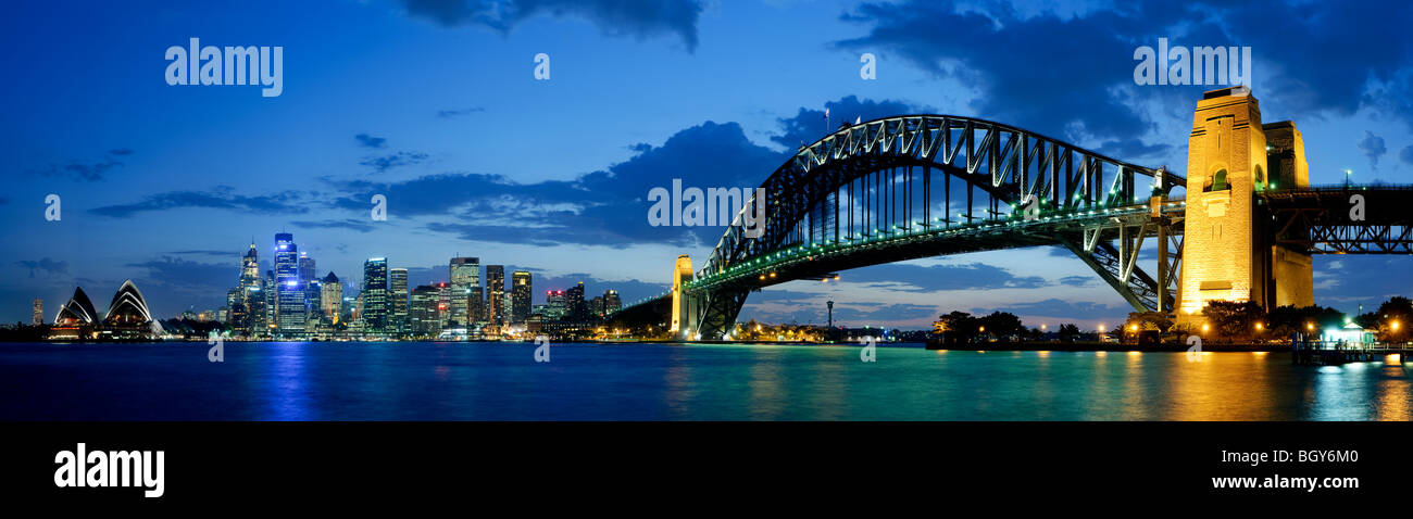 Sydney Harbour Stadtbild in der Abenddämmerung mit Sydney Harbour Bridge auf der rechten Seite und das Sydney Opera House auf der extremen linken Seite Stockfoto