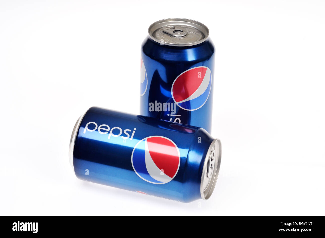 2 Dosen 1 auf der Seite von Pepsi Cola auf weißem Hintergrund Stockfoto