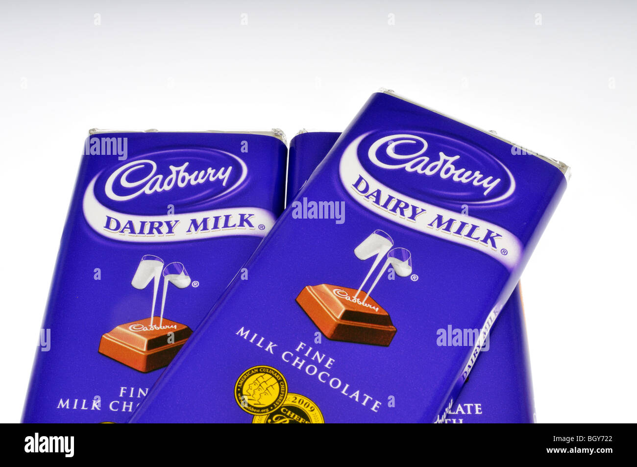 3 Cadbury Schokolade Schokoriegel im Wrapper auf weißem Hintergrund. Stockfoto