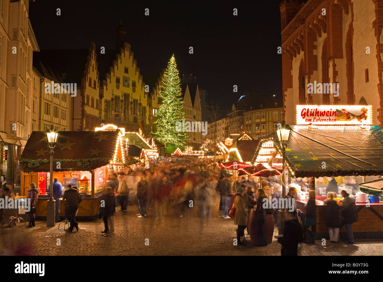 Christkindlmarkt (Weihnachtsmarkt) Stände Satz oben vor der Römer, Rathaus (City Hall) in dem Römerberg (Rathausplatz) Stockfoto