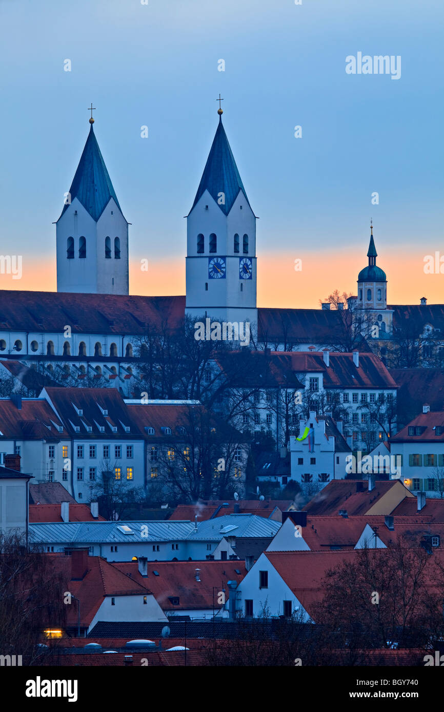 Freisinger Dom, aka Mariendom (Freisinger Dom) mit ihren zwei Glockentürmen wie über die Dächer der Stadt Freising zu sehen, Stockfoto
