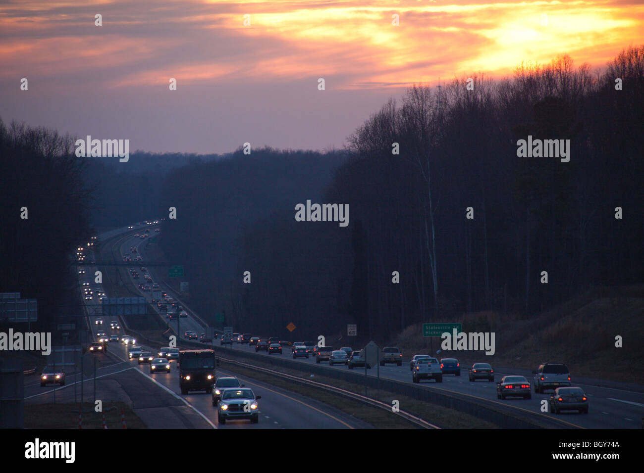 Interstate-Highway in North Carolina bei Sonnenuntergang Stockfoto