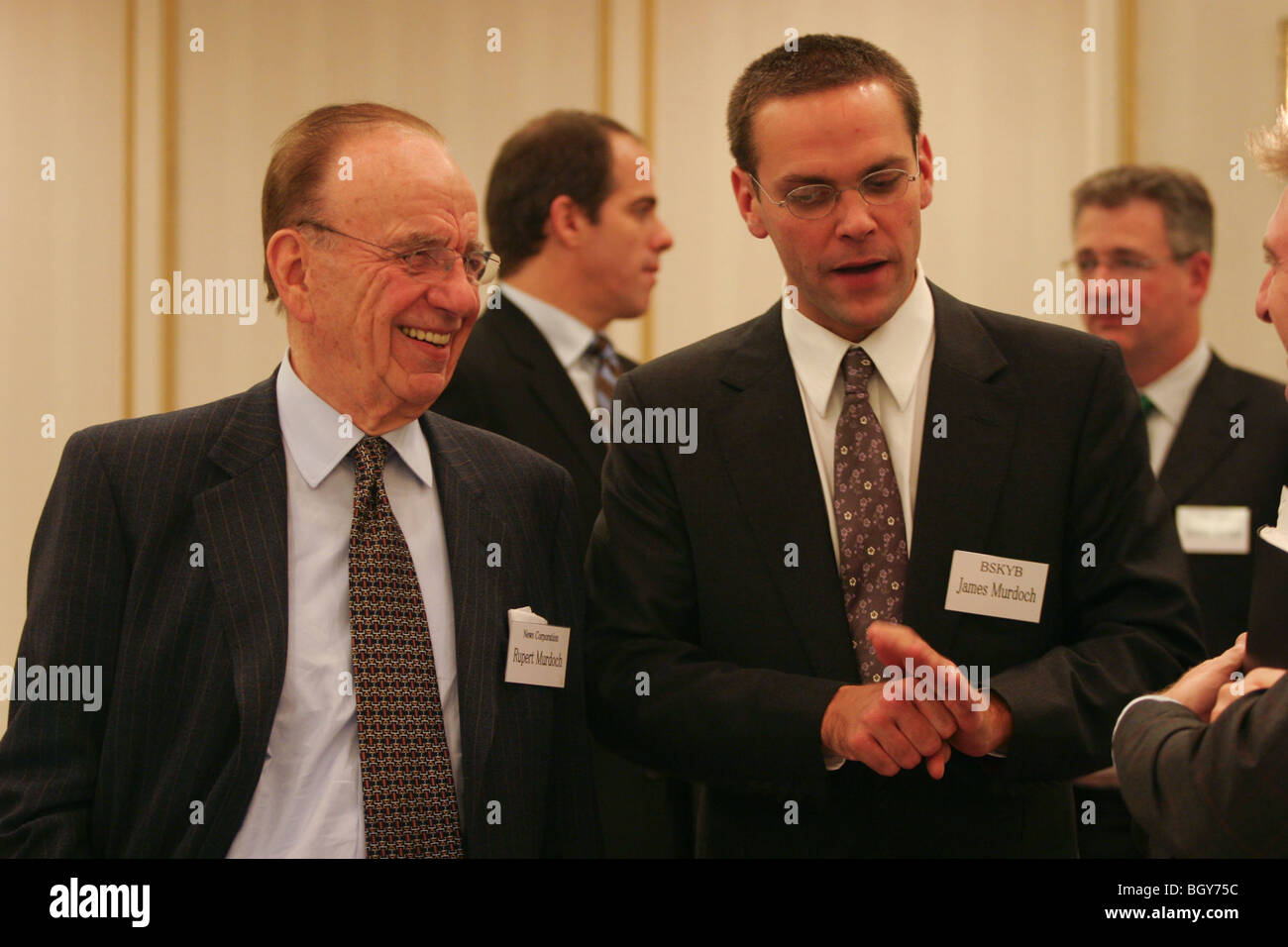 Rupert Murdoch, Chairman und CEO der News Corporation und sein Sohn James, in Tokio, Japan. Stockfoto