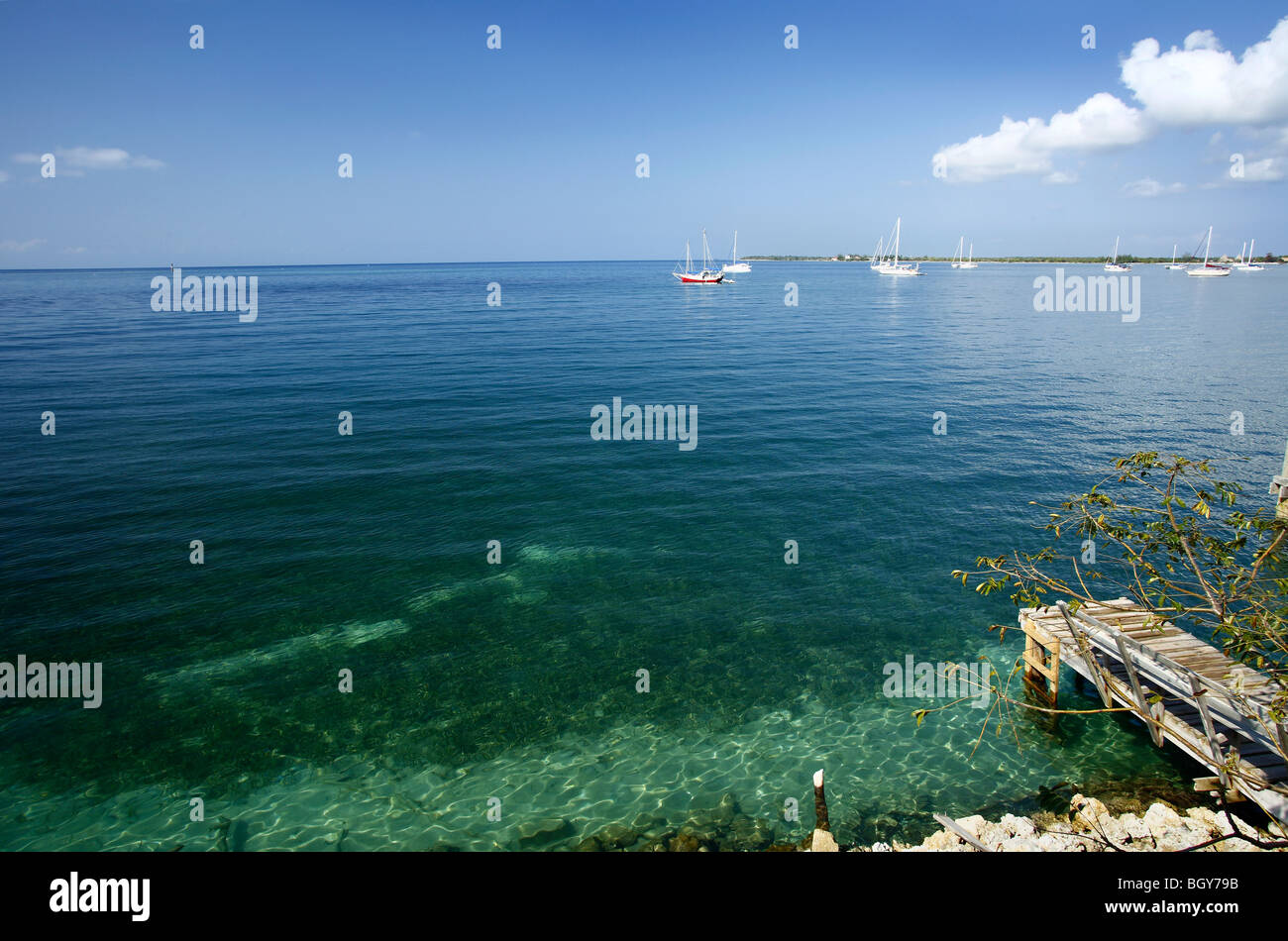 Osthafen Fron Utila Stadt auf der Insel Utila, Bay Islands, Honduras gesehen Stockfoto